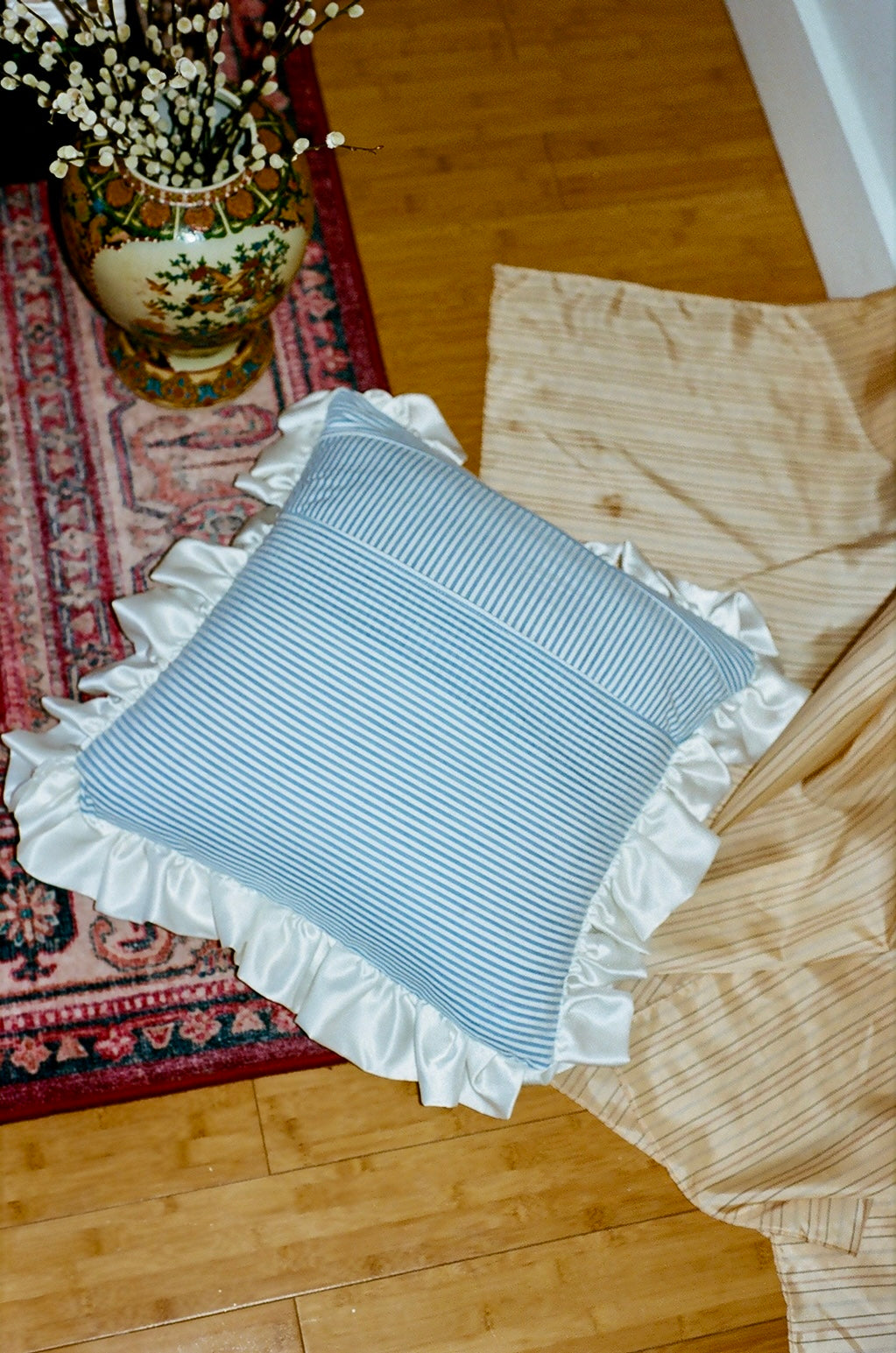 Searsucker Ruffle Pillow Set